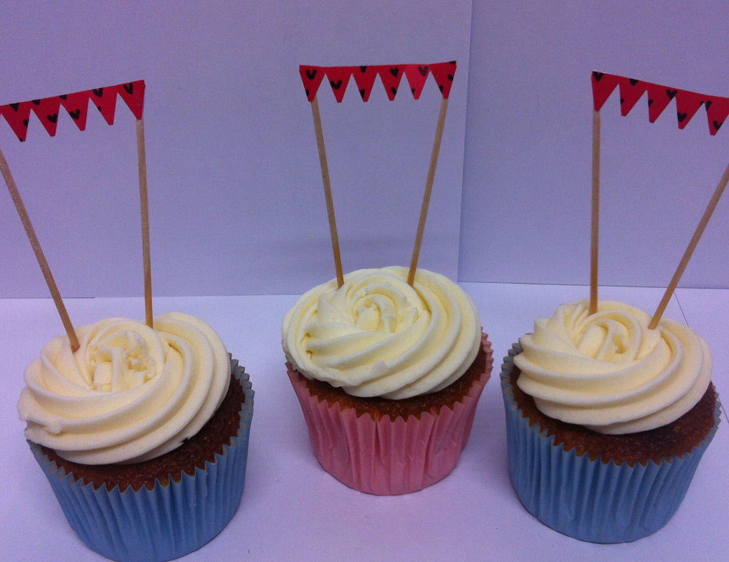 Tiny Heart Red Mini Bunting in Cupcakes